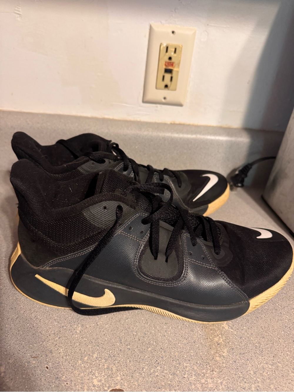 Nike Black and Cream/Beige Men's Athletic Basketball Shoes